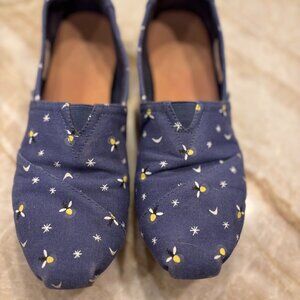 Tom's Alpargata in rare glow in the dark firefly print - size 8.5